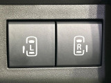 【両側パワースライドドア】スマートキーや運転席のスイッチで後席両側スライドドアの開閉が可能♪電動だから力を入れてドアを開ける必要が無く、小さなお子様でも簡単に開け閉めでき快適です♪