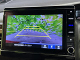後方の状況を安全に確認できるバックモニター。狭い場所での駐車や車庫入れも、より安心して行えます。ガイドライン表示も便利です。