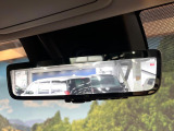 【デジタルインナーミラー】後席の大きな荷物や同乗者で後方が確認しづらい時でも安心!カメラが撮影した車両後方の映像をルームミラー内に表示。クリアな視界で状況の確認が可能です!