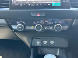 オートエアコン標準装備です。1年中快適な室内を提供!車内温度を設定すると風向き、風量を自動で調節してくれます。
