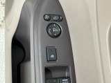 狭い駐車場で便利な電動格納ドアミラーが付いています。