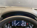 必要な情報を投影するヘッドアップディスプレイ(運転席前のガラス等に車速やナビ情報を投影する機能)。視線移動を抑え、速度やナビのルート案内、安全警告を直感的に確認。長距離運転でも疲れません。