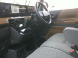 運転しやすい運転席回りにオシャレな内装になっています!長いドライブも安心で楽しさも倍増!!