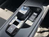 電動ブレーキ&オートホールドでブレーキ力を自動でキープ信号待ちなどの停車時に、ブレーキペダルを踏み続けていなくても自動的にブレーキ力がキープ。ペダルを踏み続けることによる足の疲れを緩和します。