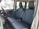 運転席周りはシンプルで操作しやすい。すぐに慣れる使い勝手の良さが魅力です。