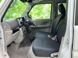 運転に集中できるシンプルなデザイン。操作しやすい配置で、快適なドライビングをサポートします。安全装備も充実しており、安心です。