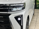 【LEDヘッドライト】悪天候や夜間走行時も良好な視界を確保し安心して運転できる高輝度LEDヘッドライトを装備!点灯速度が早く、消費電力も抑えられています。