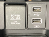 アクセサリーソケットはUSBのアダプターなどをつければ、スマホの充電にも使えます。横にはナビゲーション用の外部入力やスマートフォンなどの充電可能なUSB端子が1個ずつついています。