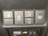 Hondaセンシング用の、VSA(ABS+TCS+横滑り抑制)解除と路外逸脱抑制機能のオンオフスイッチなどはハンドルの右側に装備しています。