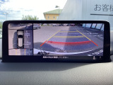 狭い場所での駐車やすれ違いなどでより的確な運転操作に役立つ360&deg;ビューモニターが装備されています。