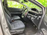 運転席からの視界は広く、運転操作もスムーズに行えます。シートの形状も体によくフィットし、快適なドライブをサポートします。