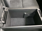 前席中央部にセンターコンソールが付いております。カードや携帯電話など収納ができます♪