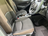運転席からの視界は広く、運転操作もスムーズに行えます。座り心地の良いシートで、長距離運転も疲れにくく快適です。