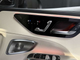 前席はシートヒーター・ベンチレーター付きで、ブルメスターサラウンドシステムのスピーカーもあります。