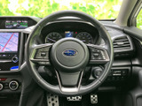 握りやすい形状で、快適なドライビングを実現。操作性にも優れており、スムーズな運転をサポートします。ステアリング操作が楽しくなります。