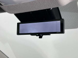 スマートルームミラーで後方の映像がルームミラーで確認できます。