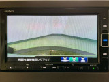 【バックカメラ】運転が苦手な方も車庫入れラクラクです!ギアをリバースに入れれば自動的に切り換わりますので、面倒な操作は不要です♪狭い駐車場もお車を傷つけず安心ですね!