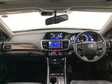 車内は光触媒抗菌消臭施工済です。インパネ周りはスタイリッシュなデザインで機能や装備も充実しています。グローブボックスやカップホルダーのほかにトレーなどたくさんの収納スペースが付いています。