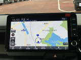 見やすい地図表示で、初めての道でも安心。渋滞情報もリアルタイムで確認でき、スムーズな移動をサポートします。目的地までの最適なルートを案内します。