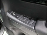 ドア内側、手の届きやすい位置にドアガラスの開閉スイッチ(パワーウインドウ)があります。運転席にはいたずら防止のためのロック付!