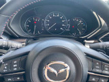 ステアリングスイッチで、先行車に自動追従するアダプティブクルーズコントロールが作動可能。設定した車速内での車間距離を自動で調整・維持。高速道路の渋滞時もアクセル・ブレーキ操作から解放されます。
