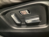 運転席にはパワーシートを装備!シート位置を記憶するメモリー機能付きなのでご夫婦で2名分セットすると便利です♪