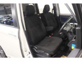 【運転席】ブラック基調のインテリアにファブリックシート。シートリフターで座面の高さを調整可能です。シートヒーター・フロアマット付です。