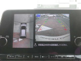 アラウンドビューモニター(車両を上から見たように表示)装着で車庫入れをサポート