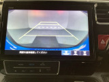 バックでの車庫入れも安心です!リアカメラが付いているバックモニター付のナビを装備しております。操作線もついており距離感も画面から確認できます。