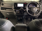 車内は光触媒抗菌消臭施工済です。インパネ周りはスタイリッシュなデザインです。グローブボックスやカップホルダーのほかにトレーなどたくさんの収納スペースが付いています。