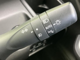 操作しやすい位置に配置されたウインカーレバー。スムーズな操作で、安全な車線変更をサポートします。