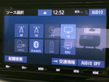 多様なソースに対応し、高音質で音楽をお楽しみいただけます。Bluetooth接続でスマートフォンとの連携も簡単。快適なドライブを演出します。
