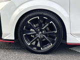 高級感引き立てるアルミ装着車。お洒落は足元からですね!