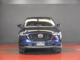 マツダCX-5のフロントマスクは、立体感のあるグリルと精悍なヘッドランプが上質な存在感を演出します。魂動デザインによる洗練された風格と力強さを兼ね備えた姿を、ぜひ店頭でお確かめください。