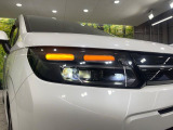 【LEDヘッドライト】悪天候や夜間走行時も良好な視界を確保し安心して運転できる高輝度LEDヘッドライトを装備!点灯速度が早く、消費電力も抑えられています。