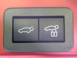 【パワーバックドア】スマートキーや運転席のボタンを押すだけでリアゲートが自動で開閉します!荷物を持っている時や、高い位置にあるバックドアを閉める際に便利な機能です♪