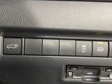 【パワーバックドア】スマートキーや運転席のボタンを押すだけでリアゲートが自動で開閉します!荷物を持っている時や、高い位置にあるバックドアを閉める際に便利な機能です♪