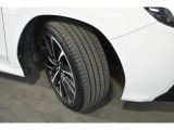 タイヤサイズは225/45R18です