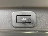電動リアゲートは、ボタンやリモコンでバックドアを自動開閉できる機能です。楽に開閉でき、ゲートが開く高さの記憶や安全のための挟み込み防止機能も備えています。