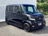 狭い駐車場でも、スライドドアならチャイルドシートへのお子さまの乗降や荷物の積載もスムーズ。とても便利な【両側電動スライドドア】ドアハンドを少し引くだけでリアドアが自動開閉します。