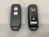 スマートキーを装備しています。鍵を差し込むことなくドアロックの開け閉めと、スタートボタン操作でのエンジンスタートができます。スペアキーも同じものを用意しております。
