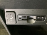 前席の左右別々のシートヒータースイッチが付いています。HiとLoの2段階で温度設定ができます。スイッチの間にはETCがついており、高速道路の料金所の通過も楽々です!。