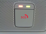 急病時や危険を感じた時、SOSコールスイッチを押すと専門のオペレータに繋がって、警察や消防への連携をサポートしてくれます。また、万が一の事故発生時には、エアバッグ展開と連動して自動通報します。別途契約要