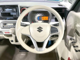 インテリアに合わせたデザインのステアリングは、運転される方のことも考え、運転しやすい形状、大きさです。是非一度、実際に触ってお確かめください。