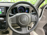 握りやすいステアリングで、運転操作をスムーズに行えます。運転姿勢に合わせた位置調整も可能です。快適なドライビングをサポートします。
