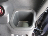 運転席右側の手の届きやすい位置にもドリンクホルダーがあります。