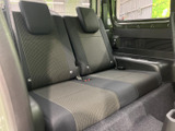 後席は、リラックスできる空間で、長距離ドライブでも快適です。ゆったりと座れるシートで、快適な移動時間を過ごせます。