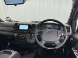 運転席まわりです。 各操作スイッチは使いやすい位置に配置されてます。