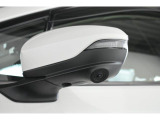 ドアミラーカメラ運転席からでは確認しにくい車両の左前方や、真横の死角を映し出します