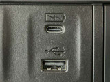 【USBポート】USBポートも装備されています、スマートフォンの充電やオーディオに連携も可能です、今や欠かせない装備の一つです!